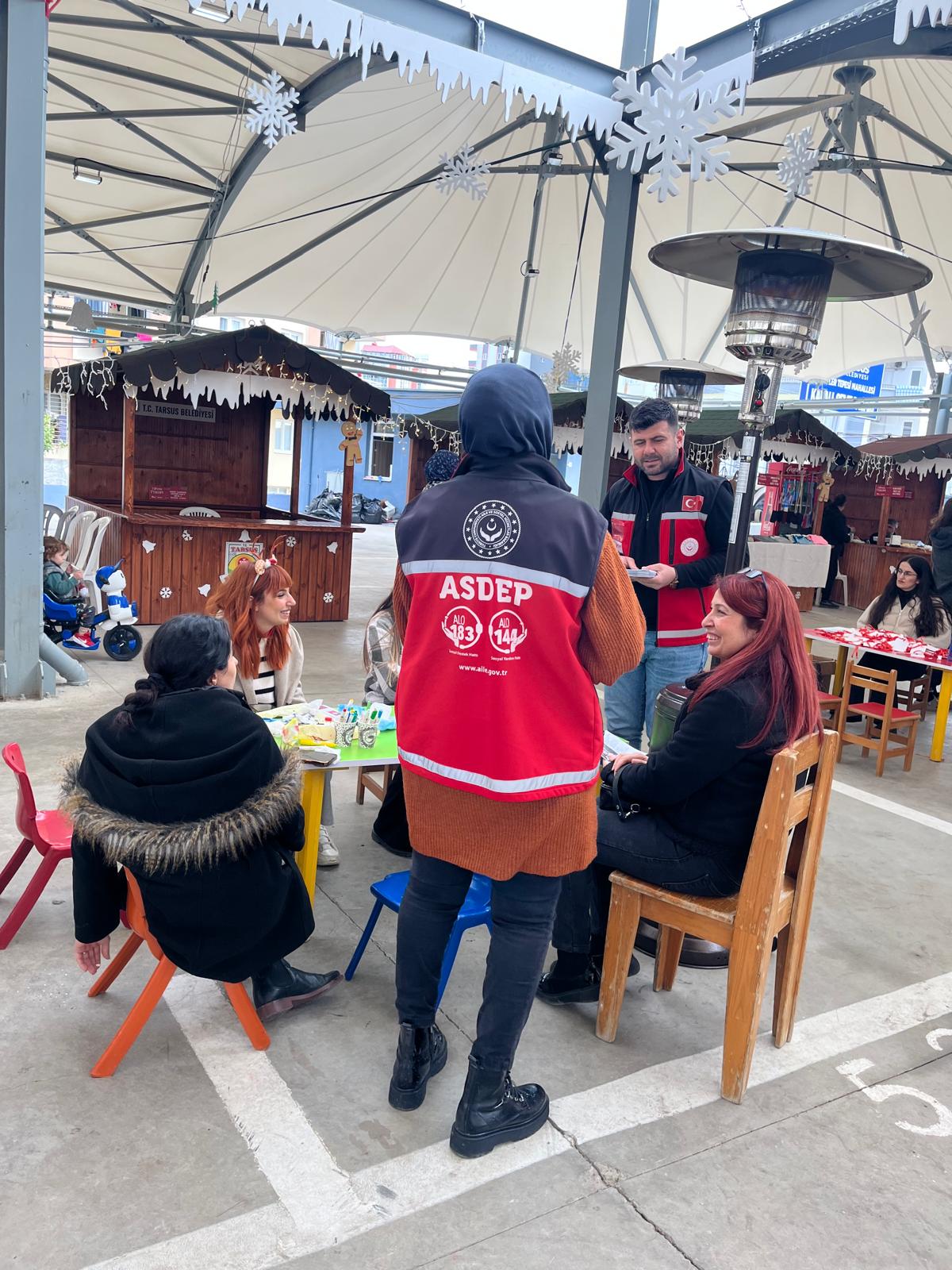 #TarsusSHM Şiddetle Mücadele İrtibat Noktası tarafından  Kırklarsırtı Semt Pazarı ve Yılbaşı Çarşısı içerisindeki dükkanlara  "6284 sayılı kanun kapsamında #ŞÖNİM,#Alo183,#KADES ve Kadına El Kalkamaz konulu broşür dağıtımı gerçekleştirildi.