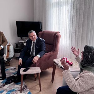 İl Müdürümüz Naci YILMAZ, #Akdeniz ilçemizde ikamet eden ve sosyal hizmet modellerimizden evde bakım hizmetinden yararlanan 80 yaşındaki kıymetli teyzemizi ziyaret ederek sıhhat ve afiyet diledi. - fotoğraf 1