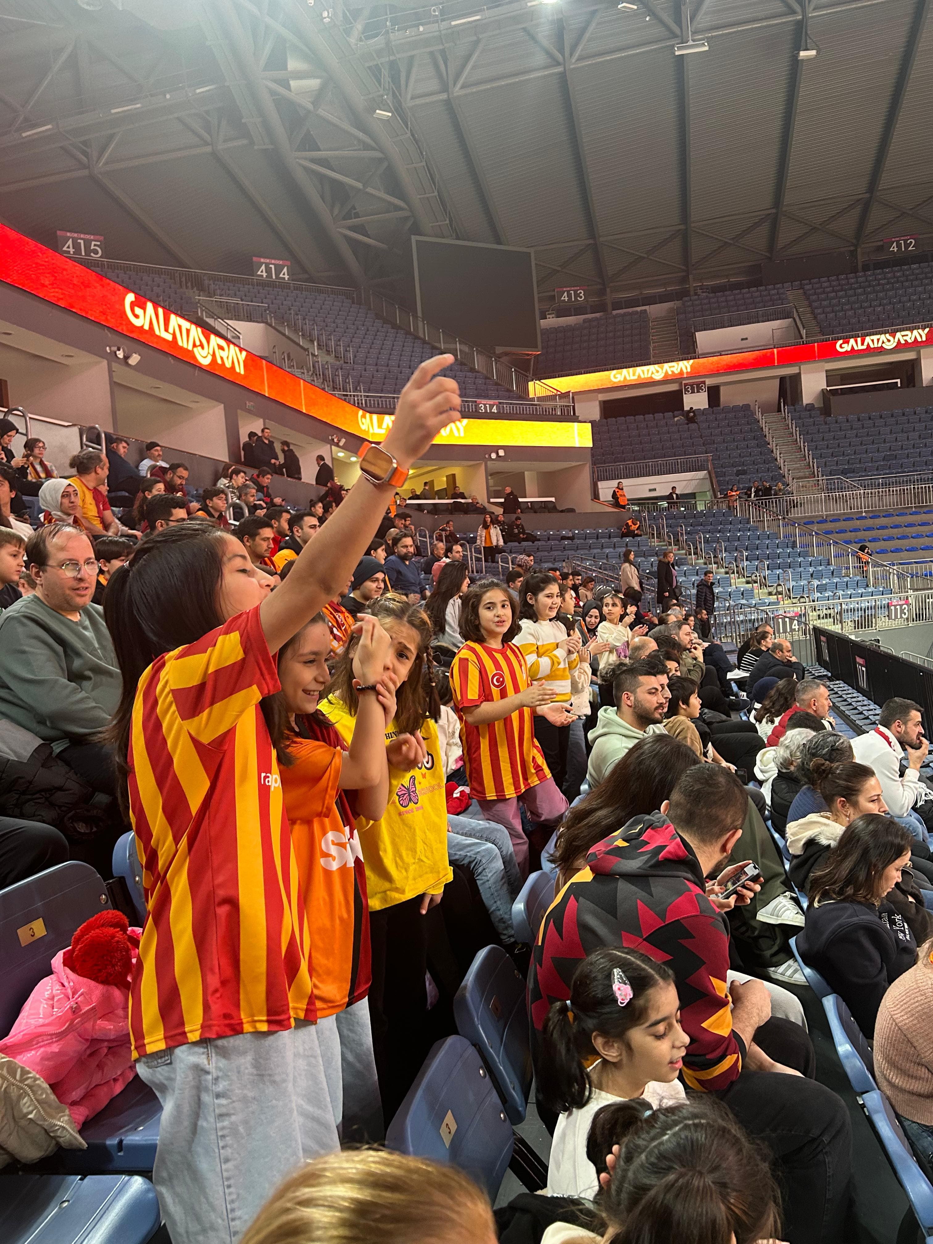 İl Müdürlüğümüz Sosyal Sportif ve Kültürel Faaliyetler Birimi Koordinasyonunda Koruma ve Bakım Altında Olan 70 Çocuğumuz Galatasaray - Fenerbahçe Maçında Keyifli Zamanlar Geçirdiler.