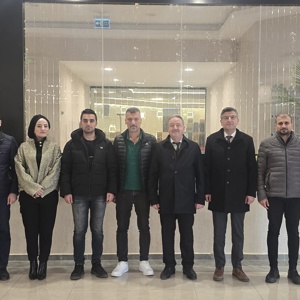 "Cuma Kayık'a İl Müdürümüz tarafından Teşekkür Plaketi takdim edildi." - fotoğraf 1