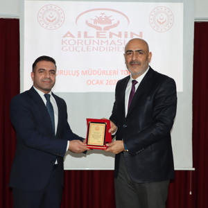 İl Müdürümüz Abdulbari Aksoy,Tunceli Aile ve Sosyal Hizmetler İl Müdürlüğüne Kuruluş Müdürü olarak atanan Karlıova SHM Müdürümüz Murat KUŞ’a,yaptığı özverili ve başarılı çalışmalardan ötürü plaket ve teşekkür belgesi takdim etti. - fotoğraf 2