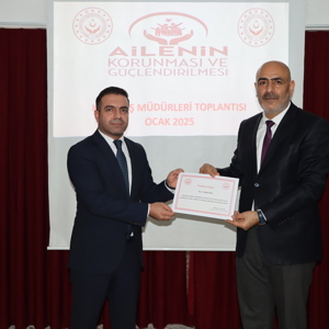 İl Müdürümüz Abdulbari Aksoy,Tunceli Aile ve Sosyal Hizmetler İl Müdürlüğüne Kuruluş Müdürü olarak atanan Karlıova SHM Müdürümüz Murat KUŞ’a,yaptığı özverili ve başarılı çalışmalardan ötürü plaket ve teşekkür belgesi takdim etti. - fotoğraf 1