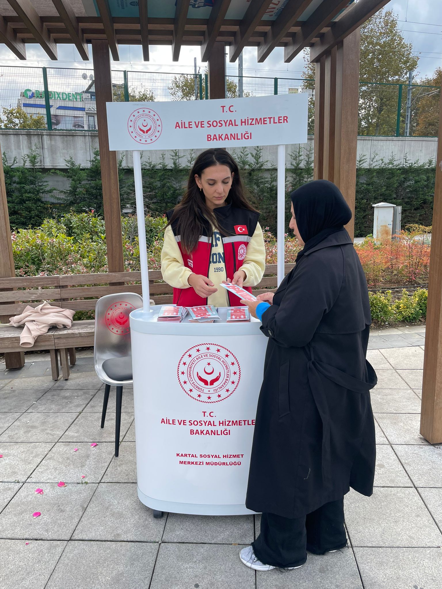 İl genelinde sahaya çıkan ekiplerimiz koruyucu ve önleyici sosyal hizmet modelleri, şikayet mekanizmaları hakkında farkındalık oluşturmuş, bilgilendirme ve broşür dağıtımı gerçekleştirmiştir.