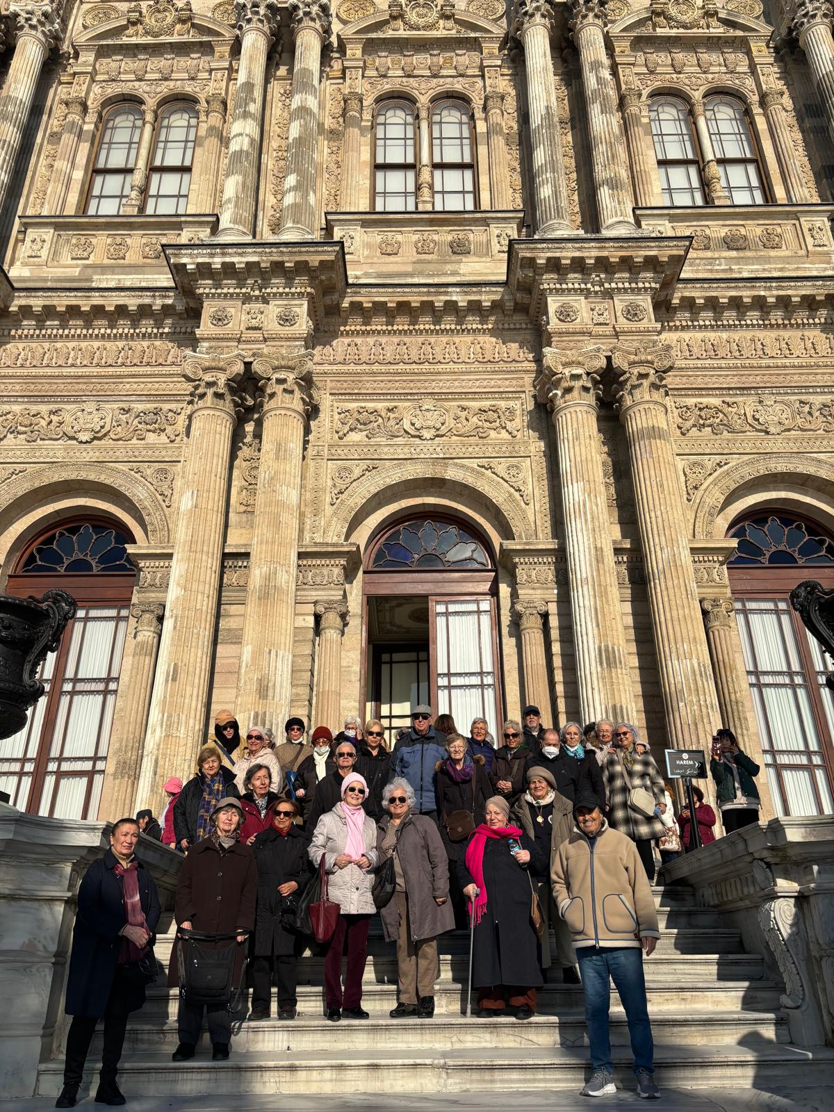 Etiler Huzurevi Yaşlı Bakım ve Rehabilitasyon Merkezi sakinlerimiz ile Dolmabahçe Sarayı gezisi gerçekleştirdik.