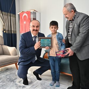 "Aile ve Sosyal Hizmetler Bakanımızdan Şehit Bekçinin Çocuğuna Karne Tebrik Kartı" - fotoğraf 1