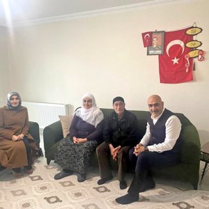 2025 Aile Yılı şiyarı ile,İl Müdürümüz Sayın Abdulbari Aksoy ve eşi Selma Aksoy aziz vatanımız için canını feda eden Şehit Mahmut Kalçık'ın kıymetli anne ve babasını ziyaret ettiler. - fotoğraf 1