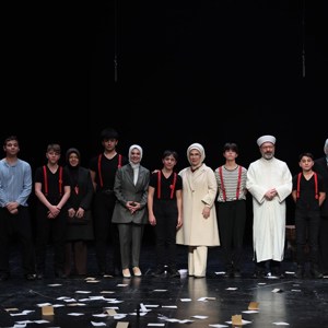 Emine Erdoğan Hanımefendi ve Bakanımız Göktaş, devlet himayesindeki çocukların sahnelediği "Altın Çağ" oyununu izledi - fotoğraf 1