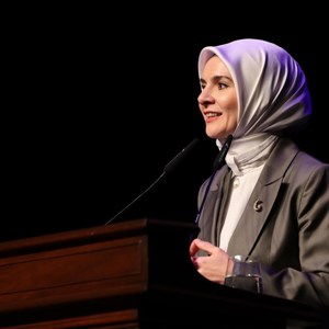 Emine Erdoğan Hanımefendi ve Bakanımız Göktaş, devlet himayesindeki çocukların sahnelediği "Altın Çağ" oyununu izledi - fotoğraf 3