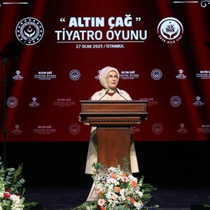 Emine Erdoğan Hanımefendi ve Bakanımız Göktaş, devlet himayesindeki çocukların sahnelediği "Altın Çağ" oyununu izledi - fotoğraf 8