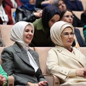 Emine Erdoğan Hanımefendi ve Bakanımız Göktaş, devlet himayesindeki çocukların sahnelediği "Altın Çağ" oyununu izledi - fotoğraf 10