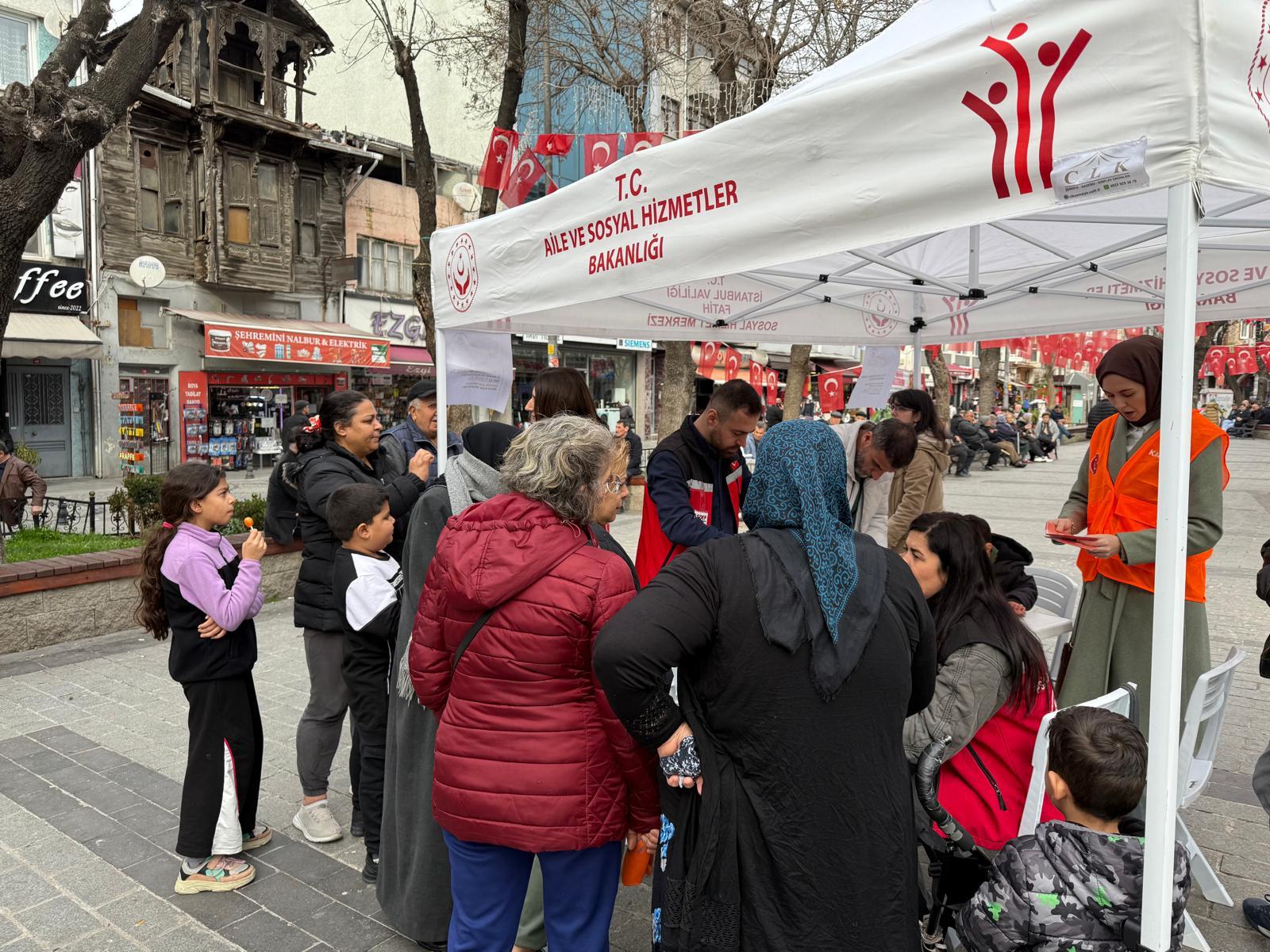 Sahaya çıkan ekiplerimiz mobil sosyal hizmet noktalarında koruyucu ve önleyici hizmet modelleri, şikayet mekanizmaları hakkında bilgilendirme ve broşür dağıtımı gerçekleştirilmiştir.