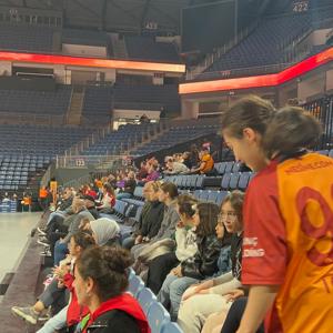 Galatasaray-Mersin Kadın Basketbol karşılaşmasını Çocuk Hizmetlerimiz bünyesindeki 2 yatılı kuruluştan 28 çocuğumuz maçı ön sıralardan izleyerek eğlenceli vakit geçirmişlerdir. - fotoğraf 1