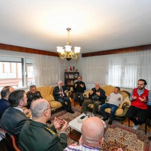 Valimiz Sn. Davut GÜL eşliğinde İl Müdürümüz Sn. Ömer TURAN, vefat eden Kore Gazisi Muzaffer EREN için taziye ziyareti gerçekleştirdi. - fotoğraf 1
