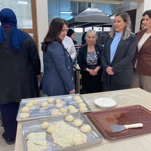 Yaşlıların Bilgeliği, Gençlerin Geleceği projesi kapsamında "Çörek Yapımı" mutfak atölyesi düzenlendi. - fotoğraf 4