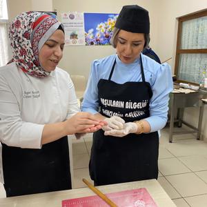 Yaşlıların Bilgeliği, Gençlerin Geleceği projesi kapsamında "Çörek Yapımı" mutfak atölyesi düzenlendi. - fotoğraf 8