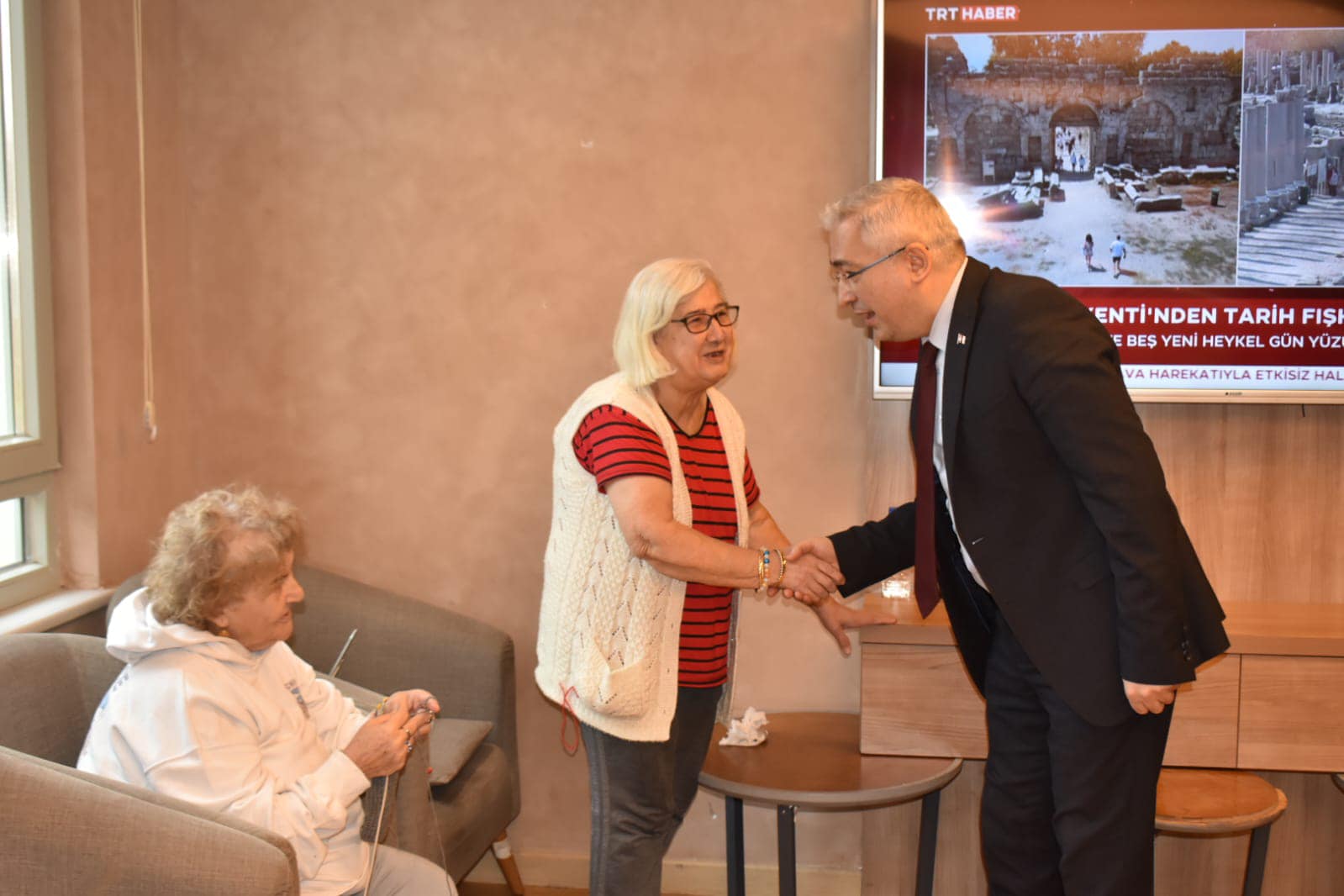 İl Müdürümüz Faruk UYSAL, İznik Ülker Aktar Huzurevi Yaşlı Bakım ve Rehabilitasyon Merkezini ziyaret ederek kıymetli büyüklerimizle bir araya geldi