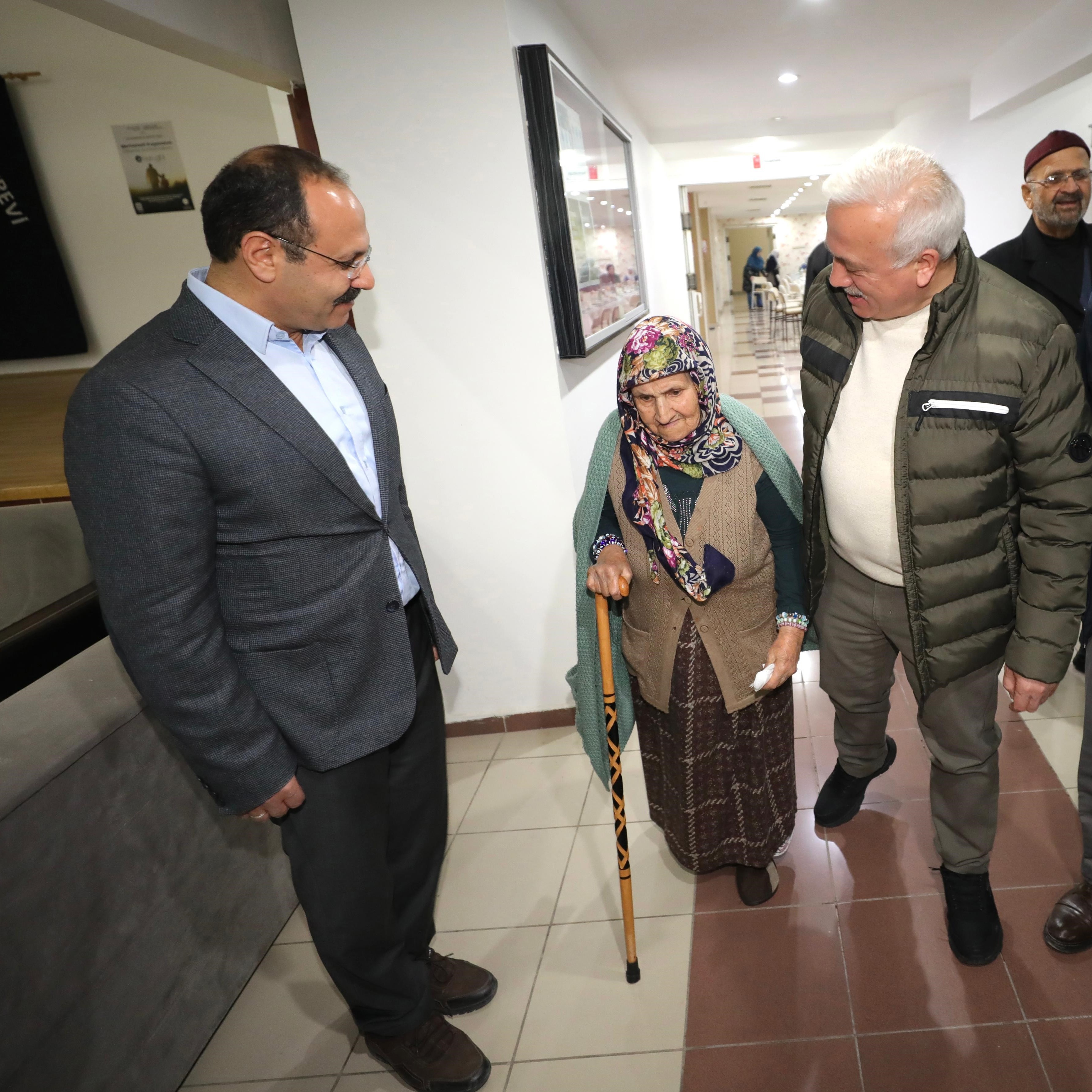Aile Yılı’nda Sayın Valimizin Büyüklerimize Ziyareti: Sevgi, Sohbet ve Futbol Keyfi! - fotoğraf 2