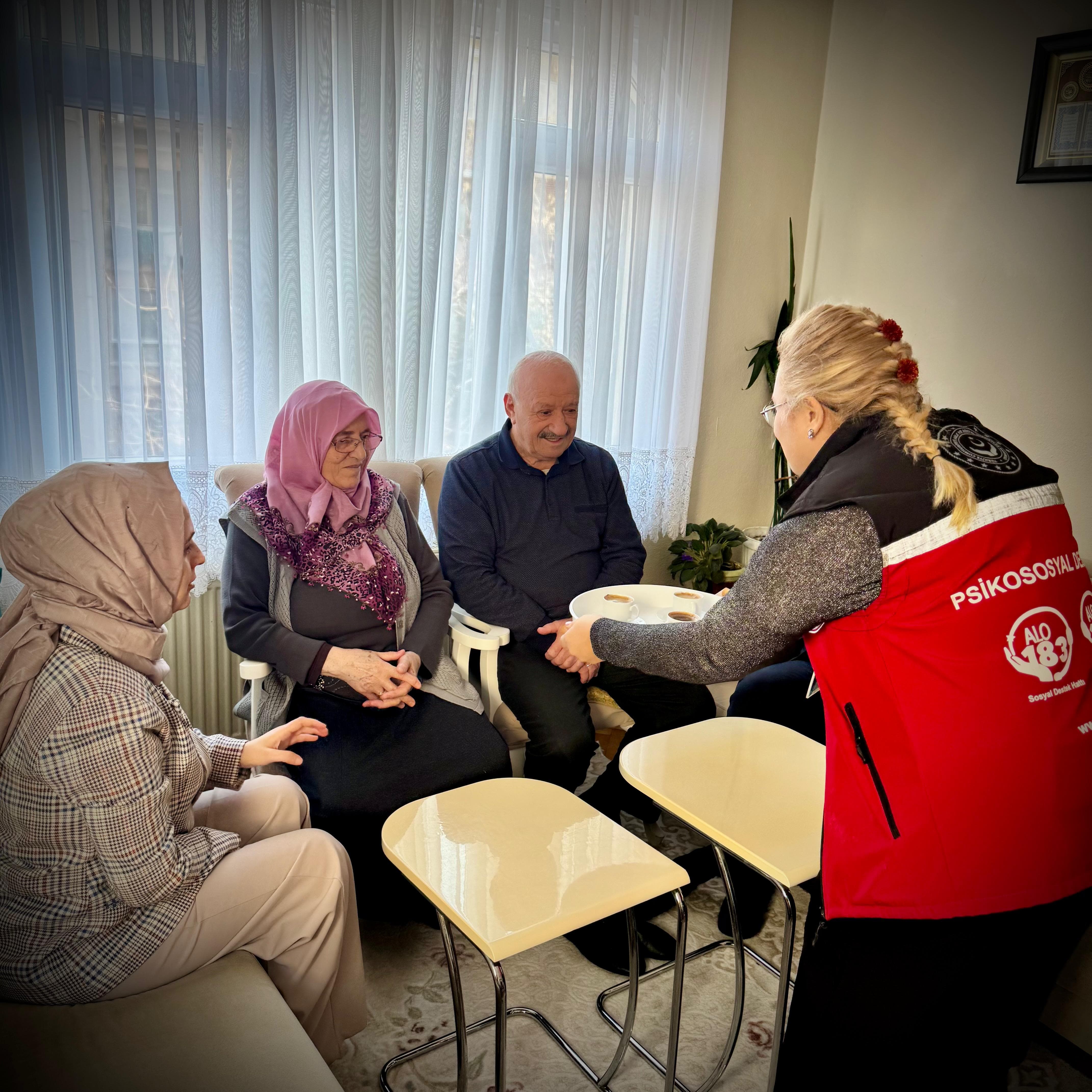 2025 Aile Yılı kapsamında başlattığımız "Kırk Yıllık Hatır Bir Satır" projesi ile 40 yılı aşkın süredir evliliğini devam ettiren çınarlarımızı ziyaret ediyoruz.