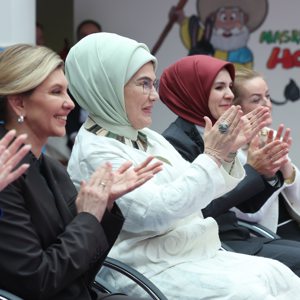 Emine Erdoğan Hanımefendi, Ukrayna Devlet Başkanı'nın eşi Zelenska ve Bakanımız Sayın Mahinur Özdemir Göktaş Ankara'daki savaş mağduru çocukları ziyaret etti - fotoğraf 3