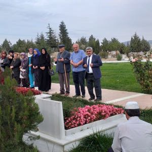 Suluova HYBRM de Kalan Yaşlılarımız Şehitliği Ziyaret Ederek Şehitlerimize ve Barış Pınarı Harekâtına Katılan Askerlerimize Dua Ettiler. - fotoğraf 1