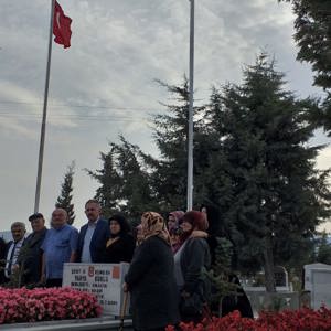 Suluova HYBRM de Kalan Yaşlılarımız Şehitliği Ziyaret Ederek Şehitlerimize ve Barış Pınarı Harekâtına Katılan Askerlerimize Dua Ettiler. - fotoğraf 3