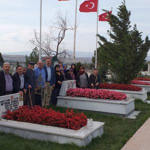 Suluova HYBRM de Kalan Yaşlılarımız Şehitliği Ziyaret Ederek Şehitlerimize ve Barış Pınarı Harekâtına Katılan Askerlerimize Dua Ettiler. - fotoğraf 2
