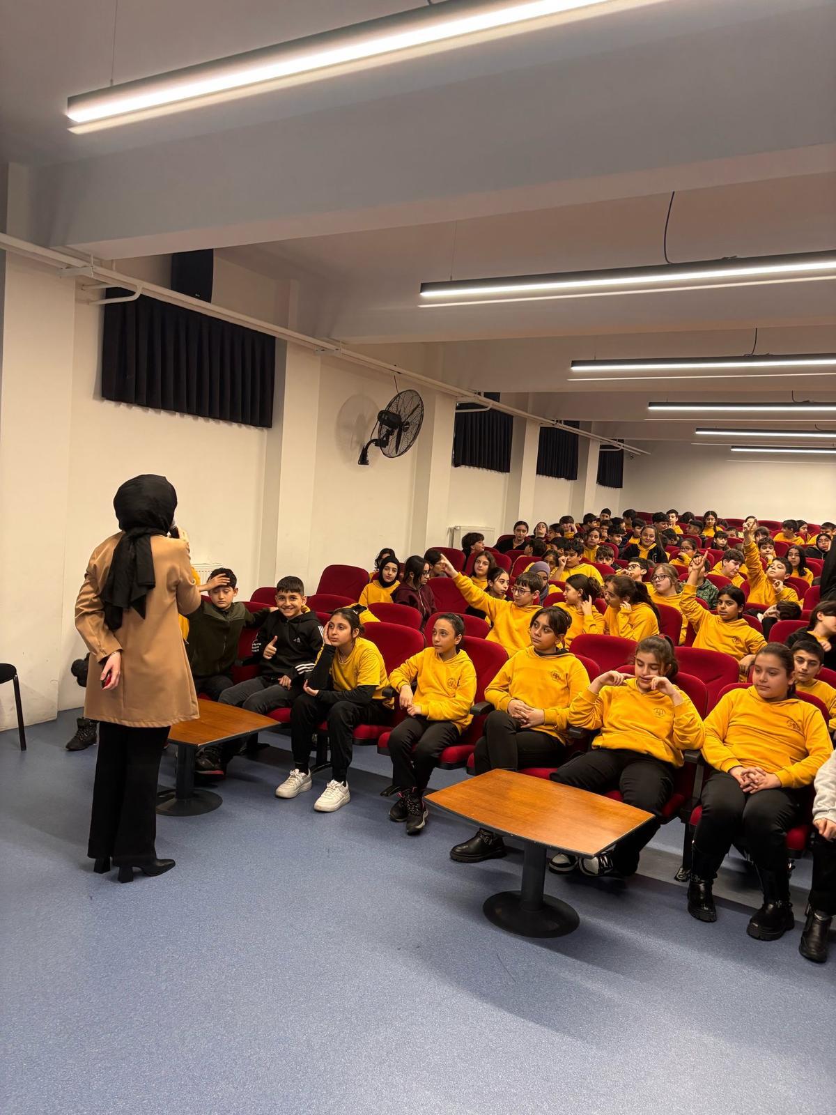 İl Müdürlüğümüze Bağlı Sosyal Hizmet Merkezlerimiz Tarafından İlimiz Genelindeki Okullarda Düzenlediğimiz Eğitimlerimiz Düzenli Olarak Devam Ediyor.