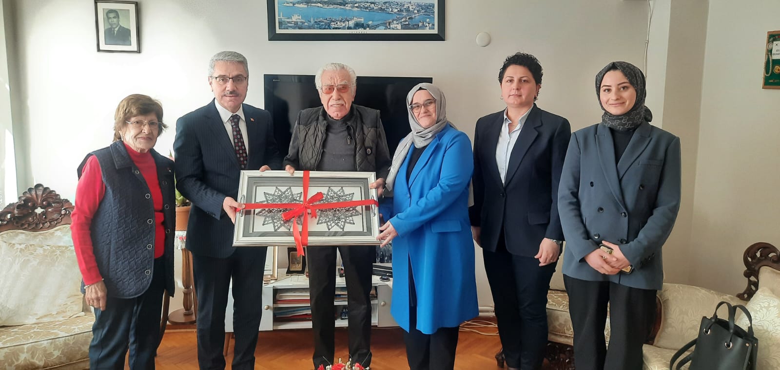 Üsküdar Kaymakamı Sn. Adem YAZICI ve İl Müdür Yardımcımız Sn. Rabia GÜNGÖR ile Kore Gazimiz Sn. Ali Sebahattin İŞLEKEL ve kıymetli eşi Gülay İŞLEKEL hanelerinde ziyaret edilmiştir.