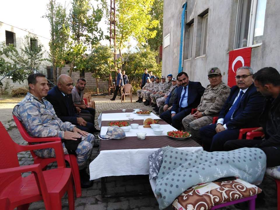 Sayın Valimiz Doç.Dr. İlker GÜNDÜZÖZ,İl Müdürümüz Abdulbari AKSOY ve kurum amirleriyle birlikte Pınar Barışı Harekatında yaralanan hemşehrimiz Uzman Onbaşı Muharrem ÇELİK'i baba evinde ziyaret ettiler.