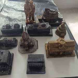 Kars Gündüz Engelli Bakım Merkezinden hizmet almakta olan engelli bireyler tarafından silikon kalıp ve taş tozu kullanılarak Kars'ın tarihi mimari yapıları yapıldı. - fotoğraf 2