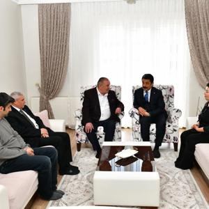 Vali Demiryürek, 2025 Aile Yılı’nda Uzun Yıllara Dayanan Aile Bağlarını Evlerinde Ziyaret Etti. - fotoğraf 5