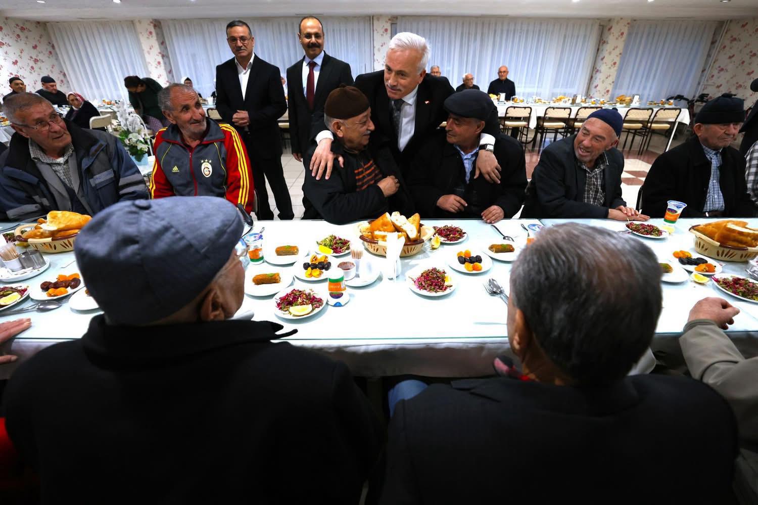 🌙 2025 Aile Yılında Ramazan’ın Bereketini Ailemizin Kıymetli Büyüklerinin Dualarında Aradık! - fotoğraf 2