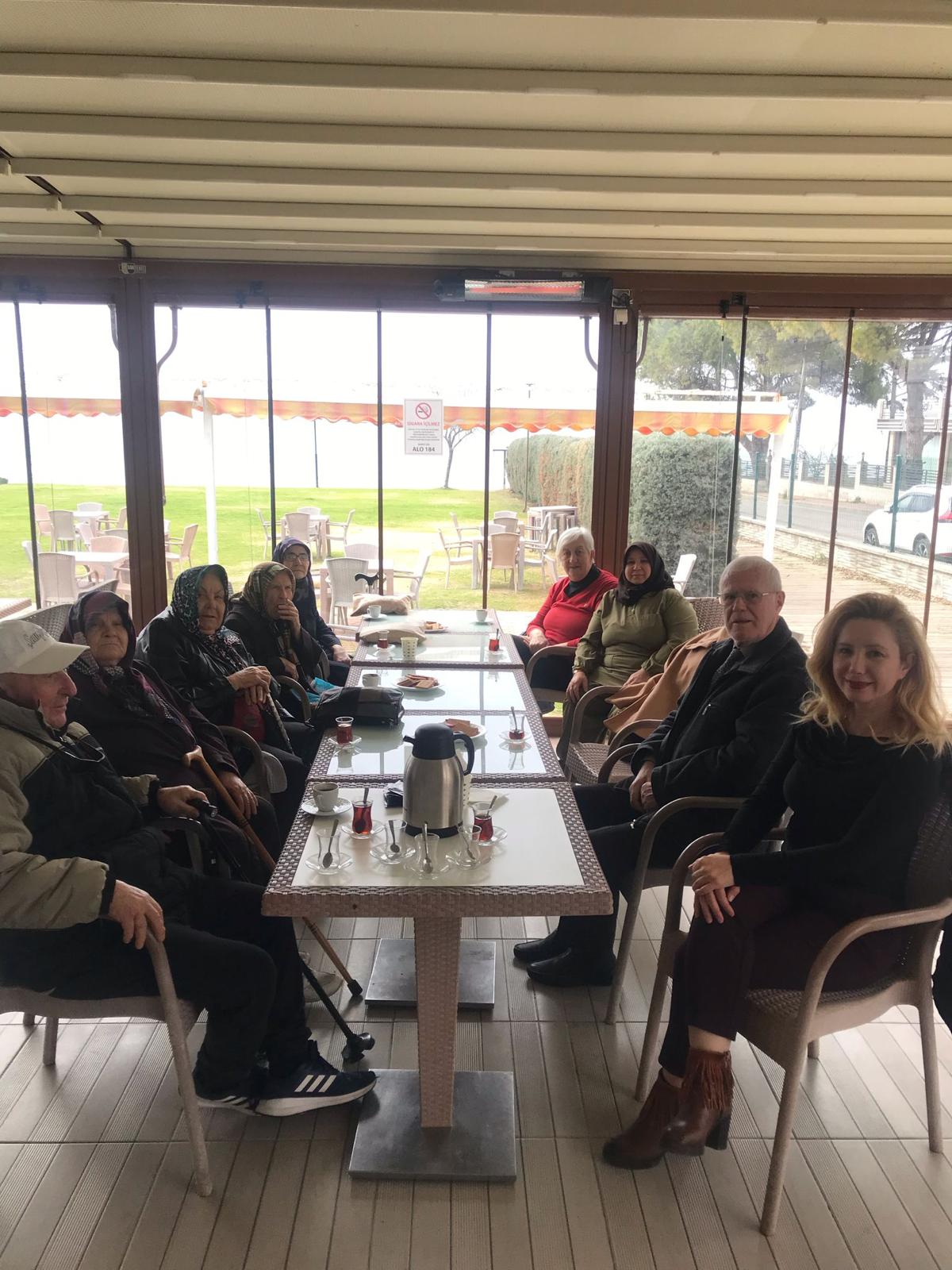 Çanakkale Huzurevi Sakinleri Güzelyalı’da Çay Keyfi Yaptı