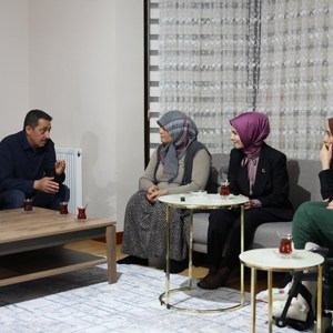Bakanımız Göktaş, depremzede Sınırgeç ailesinin iftar sofrasına konuk oldu - fotoğraf 2