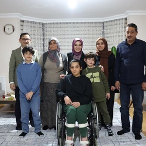 Bakanımız Göktaş, depremzede Sınırgeç ailesinin iftar sofrasına konuk oldu - fotoğraf 3