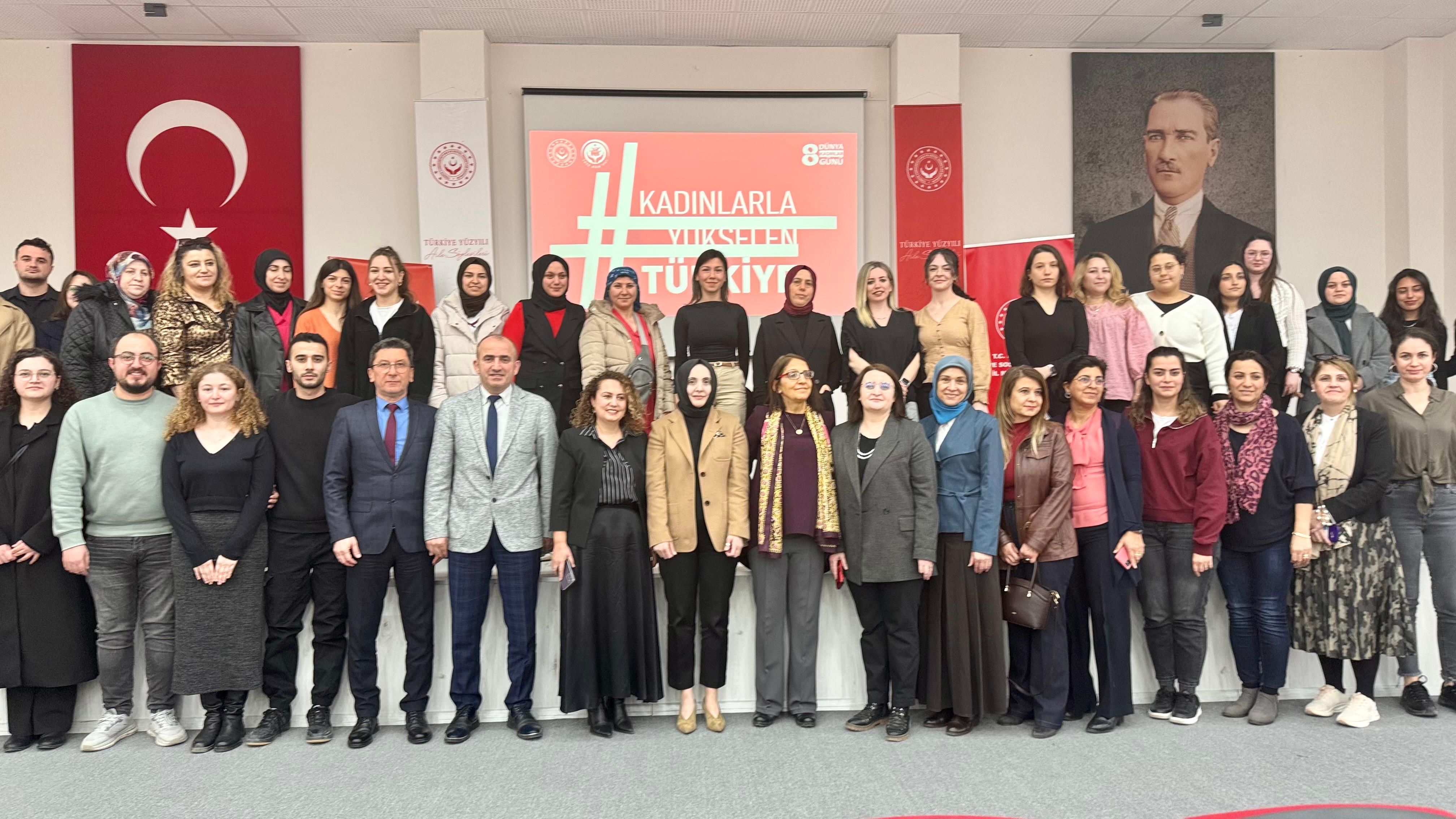 8 Mart Dünya Kadınlar günü münasebetiyle “Aile Yılı” söyleşisi düzenlendi.