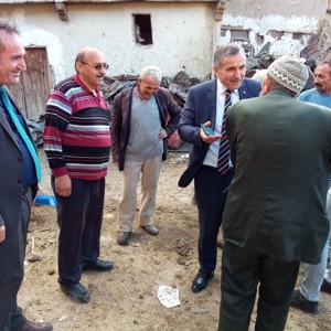 İl Müdürümüz Mahmut ÖZDEMİR, Piyade Uzman Onbaşı Sefa FINDIK’ın Yeşilyurt’ta İkamet Eden Ailesini ve Beşören Köyünde Meydana Gelen Yangında Evleri Yanan Vatandaşlarımızı Ziyaret Etti. - fotoğraf 2