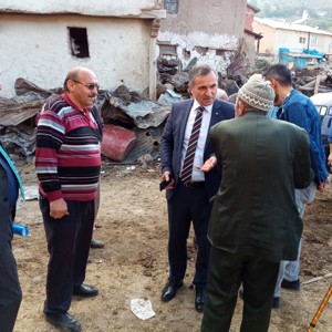 İl Müdürümüz Mahmut ÖZDEMİR, Piyade Uzman Onbaşı Sefa FINDIK’ın Yeşilyurt’ta İkamet Eden Ailesini ve Beşören Köyünde Meydana Gelen Yangında Evleri Yanan Vatandaşlarımızı Ziyaret Etti. - fotoğraf 3