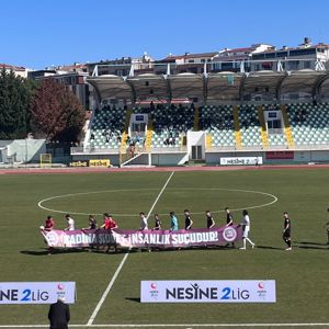 Kırklarelispor – Isparta 32 Spor Maçında “Kadına Şiddet İnsanlık Suçudur” Pankartı Açıldı. - fotoğraf 2