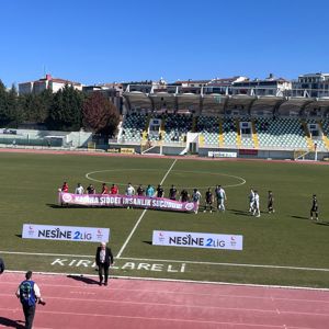 Kırklarelispor – Isparta 32 Spor Maçında “Kadına Şiddet İnsanlık Suçudur” Pankartı Açıldı. - fotoğraf 1