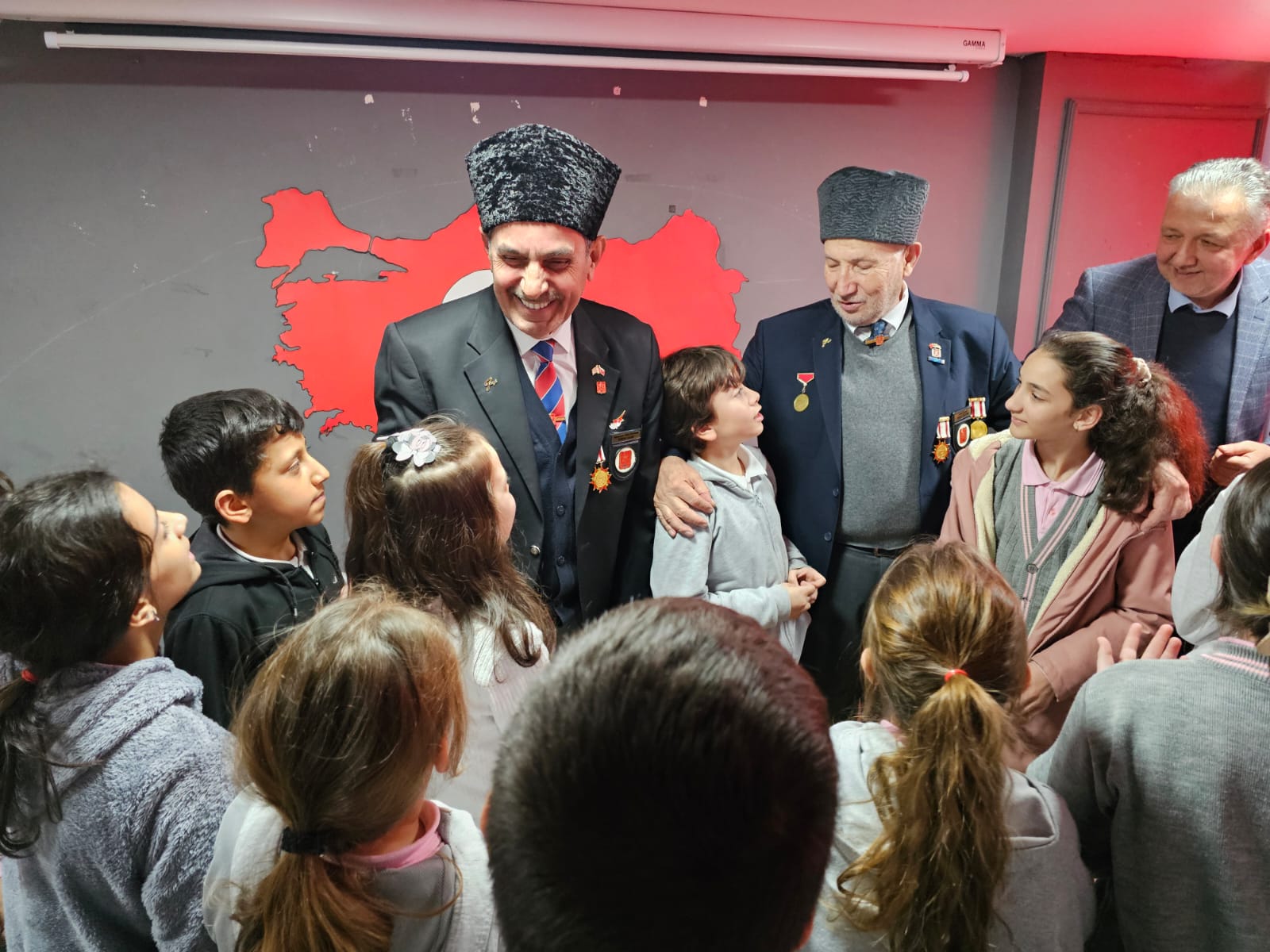 Sosyal Hizmet Merkezlerimiz Tarafından İlçelerimizdeki Kahraman Gazilerimiz ve Kıymetli Şehit Yakınlarımız Yarınımızın Teminatı Çocuklarımız ve Gençlerimizle Buluşmaya Devam Ediyor.