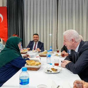 Bugün iftarımızı Valimiz Sn. Davut GÜL, Maltepe Kaymakamı Sn. Bahri TİRYAKİ ve İl Müdürümüz Sn. Ömer TURAN ‘ın katılımıyla Maltepe Huzurevimiz de büyüklerimizle açtık. - fotoğraf 3