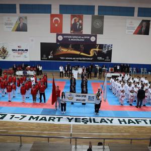 Valimiz Sayın Gökmen Çiçek, İl Müdürümüz Arzu ÇINGIR ile birlikte Erva Spor Okulları Minik ve Yıldızlar Karate Şampiyonası 2. Valilik Kupası Final Müsabakası ve Ödül Töreni programına katıldı. - fotoğraf 2