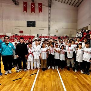 Valimiz Sayın Gökmen Çiçek, İl Müdürümüz Arzu ÇINGIR ile birlikte Erva Spor Okulları Minik ve Yıldızlar Karate Şampiyonası 2. Valilik Kupası Final Müsabakası ve Ödül Töreni programına katıldı. - fotoğraf 3