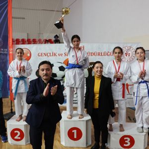 Valimiz Sayın Gökmen Çiçek, İl Müdürümüz Arzu ÇINGIR ile birlikte Erva Spor Okulları Minik ve Yıldızlar Karate Şampiyonası 2. Valilik Kupası Final Müsabakası ve Ödül Töreni programına katıldı. - fotoğraf 1