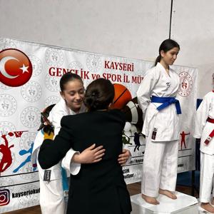 Valimiz Sayın Gökmen Çiçek, İl Müdürümüz Arzu ÇINGIR ile birlikte Erva Spor Okulları Minik ve Yıldızlar Karate Şampiyonası 2. Valilik Kupası Final Müsabakası ve Ödül Töreni programına katıldı. - fotoğraf 4