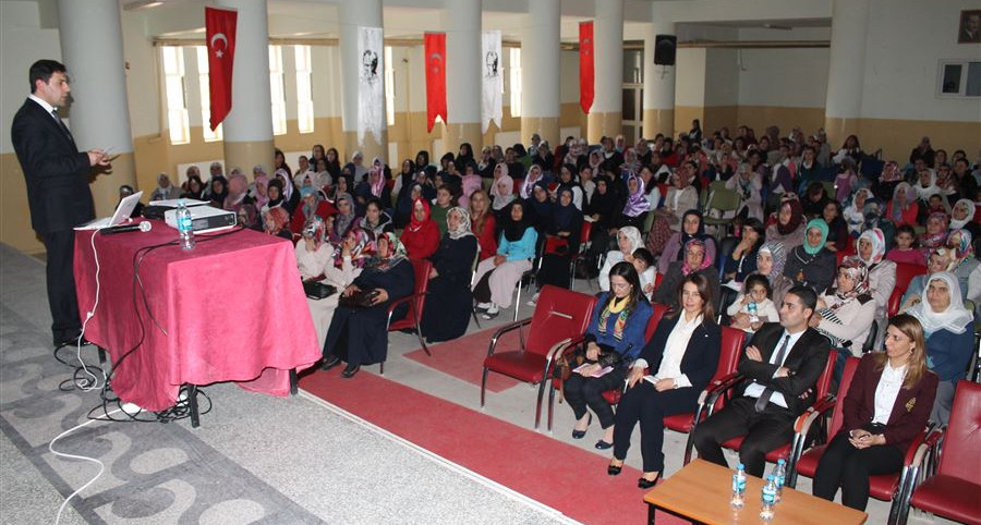 Batman'da Aile Eğitim Programı çerçevesinde 450 kişiye eğitim verildi.