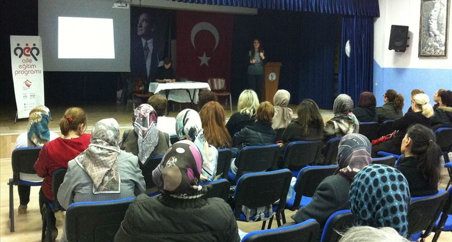 Edirne'de öğrenci velilerine yönelik "Madde kullanım riski ve madde bağımlılığından korunma" semineri verildi.