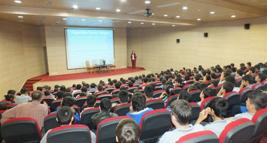 Hatay'da Aile Eğitim Programı dahilinde 145 kişiye "Bilinçli Medya Kullanımı" eğitimi verildi.