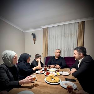 İl Müdürümüz Sn. Ömer TURAN, TSK Şehidimiz Kemal ZEREN ‘in kıymetli ailesine iftarda misafir olmuştur. - fotoğraf 2